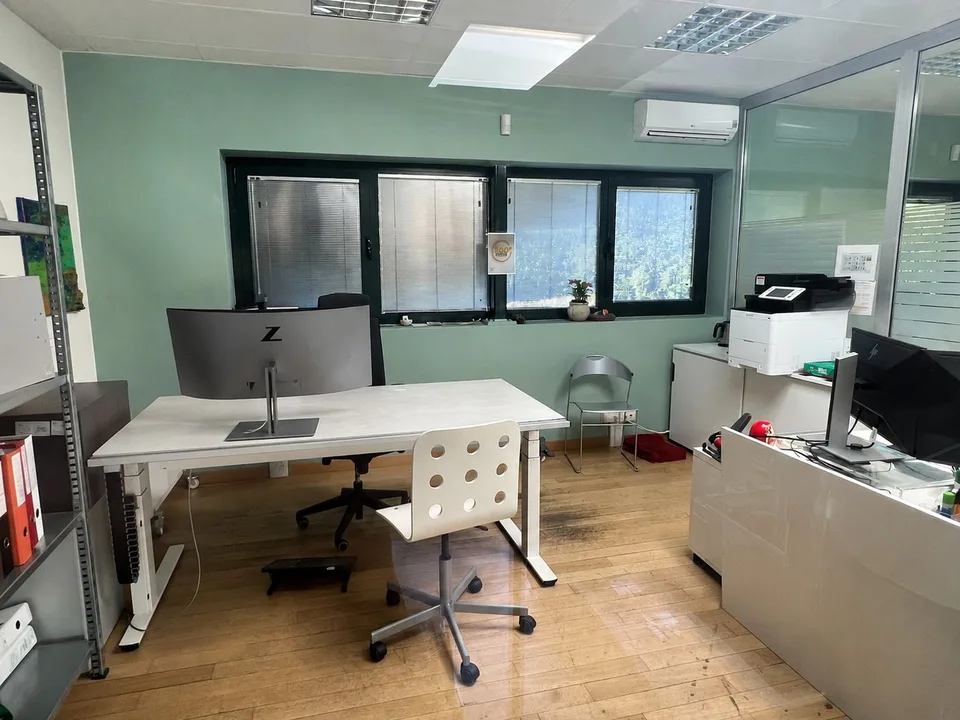 Ufficio su due livelli con open space e uffici privati