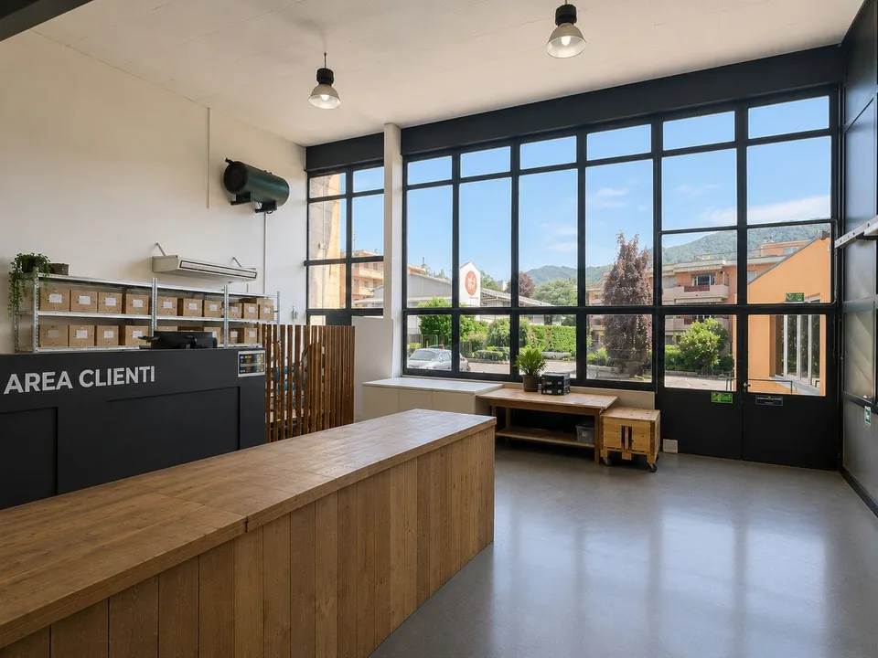 Ufficio su due livelli con open space e uffici privati