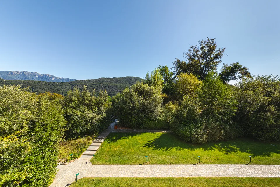 COLLINA D'ORO - LUSSUOSO DUPLEX ARREDATO CON GIARDINO, SERVIZI ALBERGHIERI INCLUSI (rif. 207) – foto 19 di 25