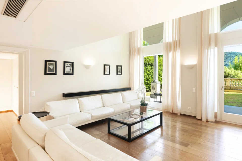 COLLINA D'ORO - LUSSUOSO DUPLEX ARREDATO CON GIARDINO, SERVIZI ALBERGHIERI INCLUSI (rif. 207)