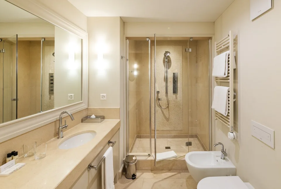 COLLINA D'ORO - LUSSUOSO DUPLEX ARREDATO CON GIARDINO, SERVIZI ALBERGHIERI INCLUSI (rif. 207) – foto 15 di 25