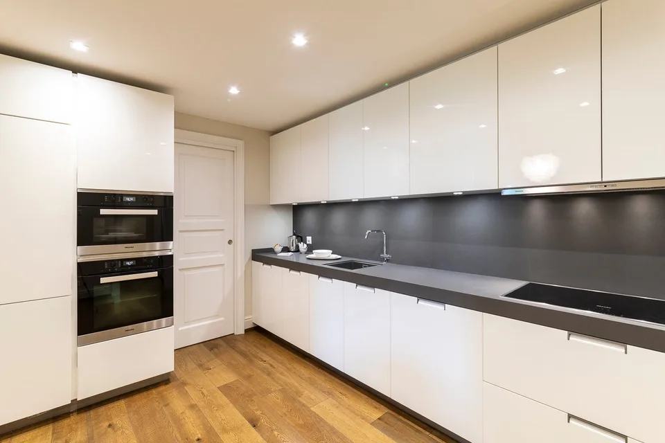 COLLINA D'ORO - LUSSUOSO DUPLEX ARREDATO CON GIARDINO, SERVIZI ALBERGHIERI INCLUSI (rif. 207) – foto 7 di 25
