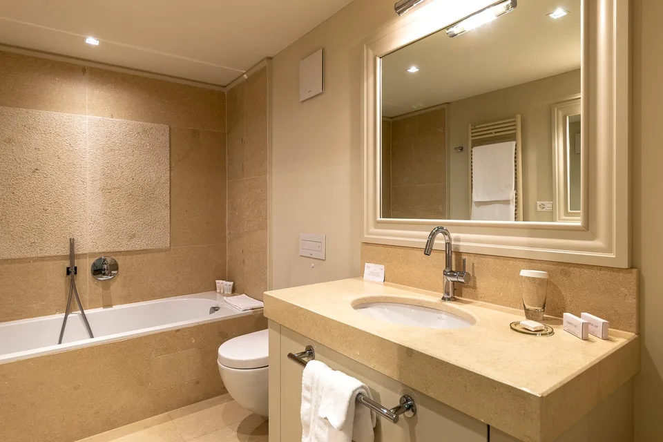 COLLINA D'ORO - LUSSUOSO DUPLEX ARREDATO CON GIARDINO, SERVIZI ALBERGHIERI INCLUSI (rif. 207) – foto 13 di 25