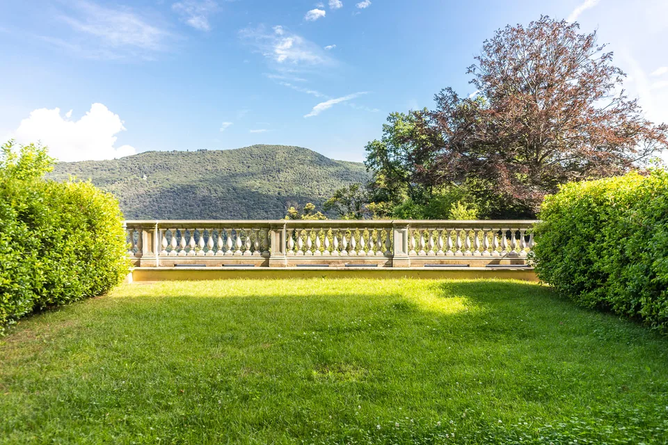COLLINA D'ORO - LUSSUOSO DUPLEX ARREDATO CON GIARDINO, SERVIZI ALBERGHIERI INCLUSI (rif. 207) – foto 18 di 25