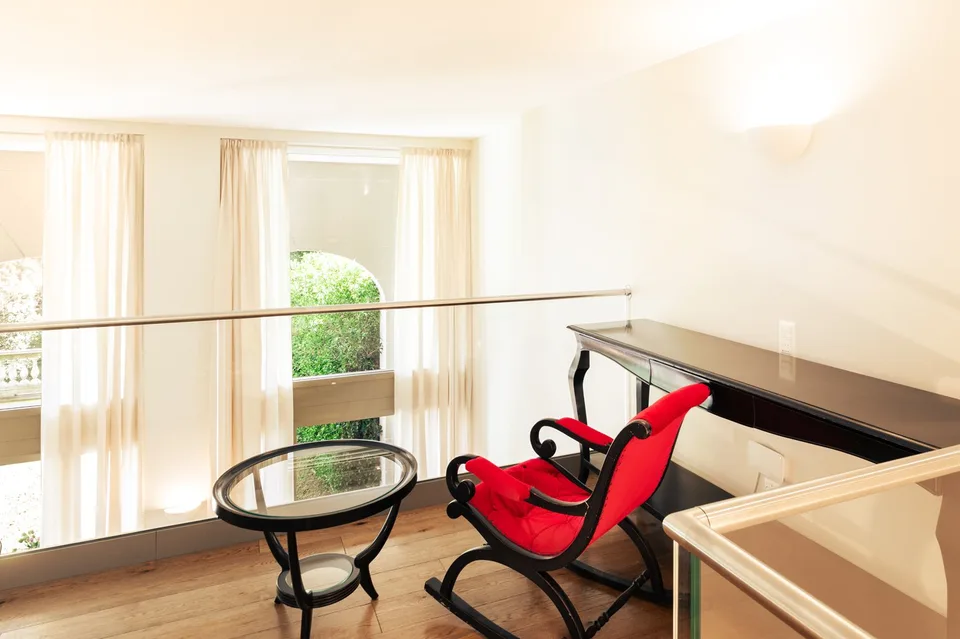 COLLINA D'ORO - LUSSUOSO DUPLEX ARREDATO CON GIARDINO, SERVIZI ALBERGHIERI INCLUSI (rif. 207) – foto 11 di 25