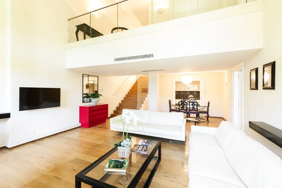 COLLINA D'ORO - LUSSUOSO DUPLEX ARREDATO CON GIARDINO, SERVIZI ALBERGHIERI INCLUSI (rif. 207) – foto 6 di 25