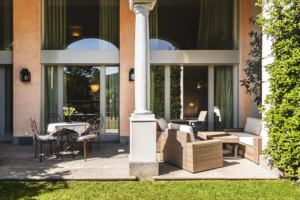 COLLINA D'ORO - LUSSUOSO DUPLEX ARREDATO CON GIARDINO, SERVIZI ALBERGHIERI INCLUSI (rif. 207) – foto 16 di 25