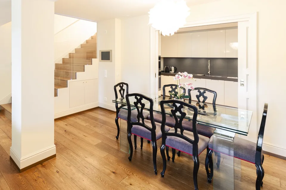 COLLINA D'ORO - LUSSUOSO DUPLEX ARREDATO CON GIARDINO, SERVIZI ALBERGHIERI INCLUSI (rif. 207)