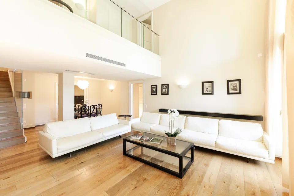 COLLINA D'ORO - LUSSUOSO DUPLEX ARREDATO CON GIARDINO, SERVIZI ALBERGHIERI INCLUSI (rif. 207)