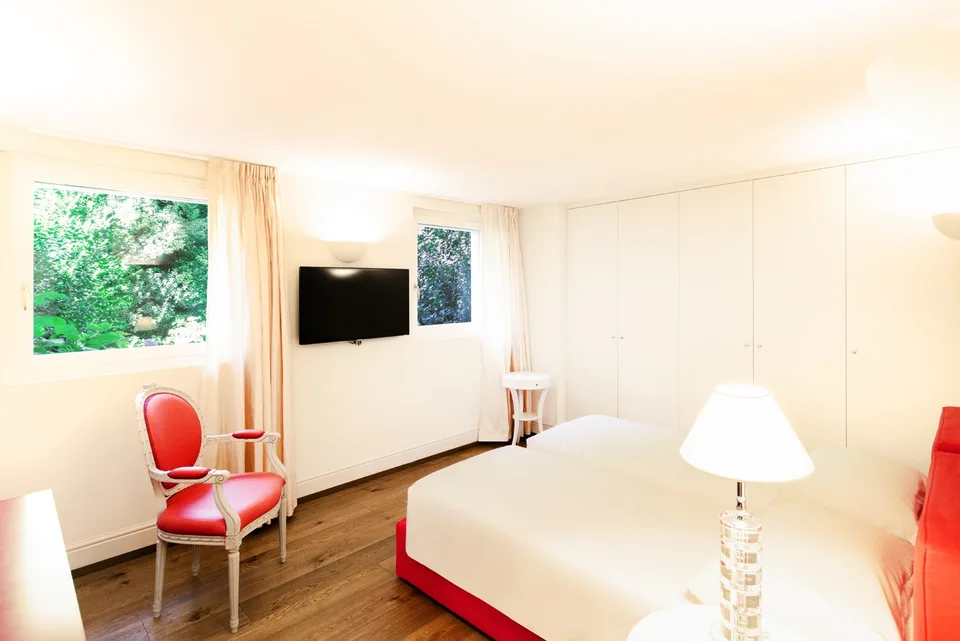 COLLINA D'ORO - LUSSUOSO DUPLEX ARREDATO CON GIARDINO, SERVIZI ALBERGHIERI INCLUSI (rif. 207) – foto 12 di 25
