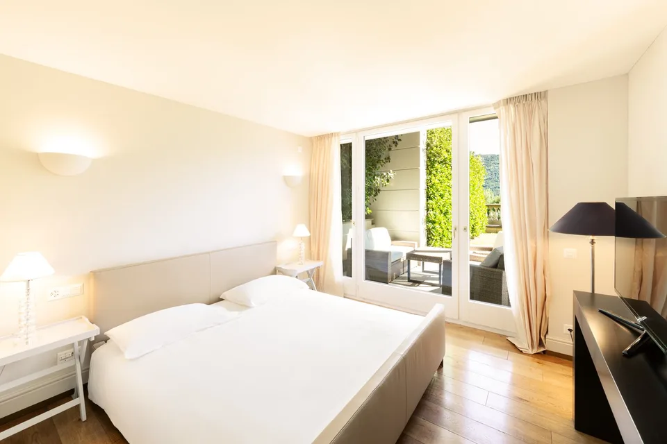 COLLINA D'ORO - LUSSUOSO DUPLEX ARREDATO CON GIARDINO, SERVIZI ALBERGHIERI INCLUSI (rif. 207) – foto 8 di 25