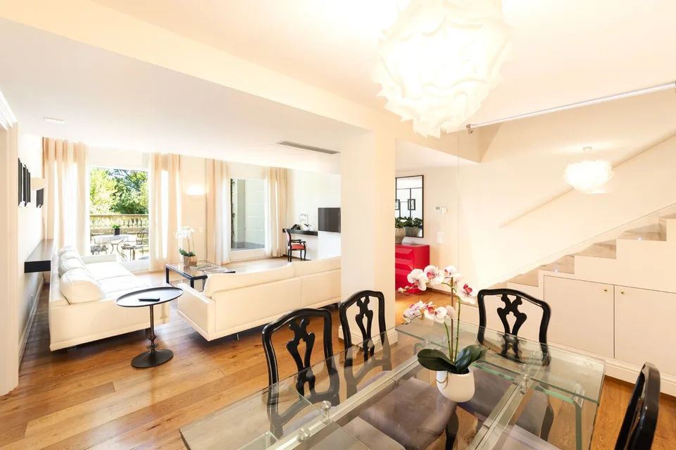 COLLINA D'ORO - LUSSUOSO DUPLEX ARREDATO CON GIARDINO, SERVIZI ALBERGHIERI INCLUSI (rif. 207)