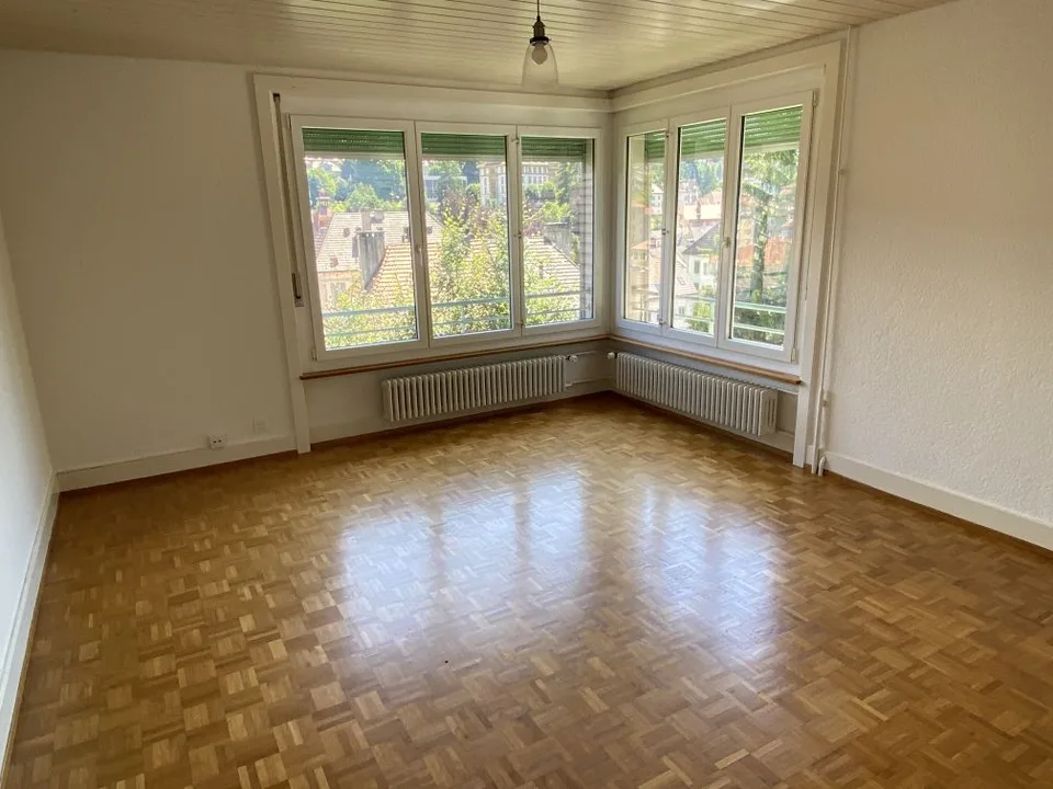 Geräumige 4-Zimmer-Wohnung mit Aussicht in Le Locle