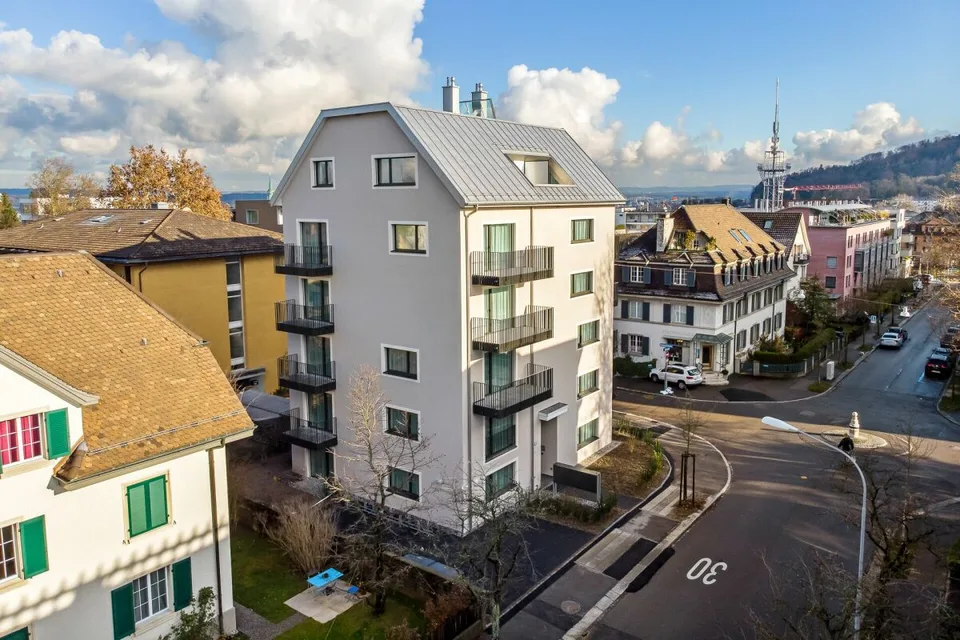 Möblierte 2.5 Attika-Wohnung im Herzen von Oerlikon