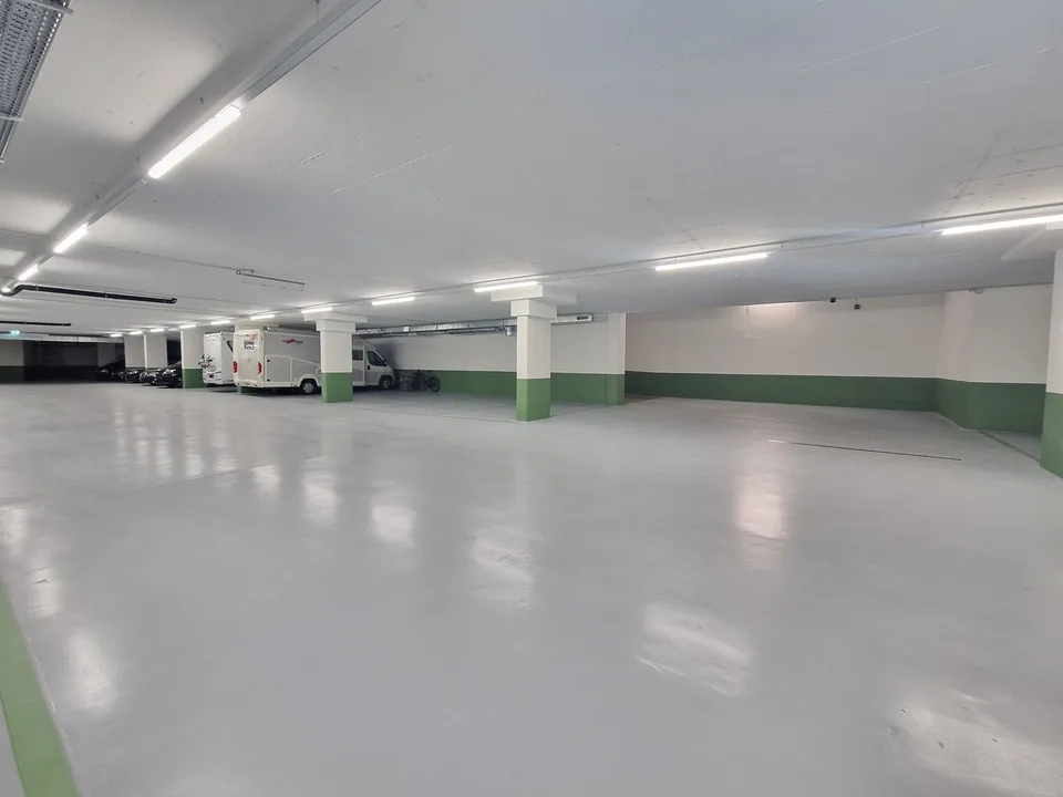 Grosse, sanierte Einstellhallenplätze im St. Johann