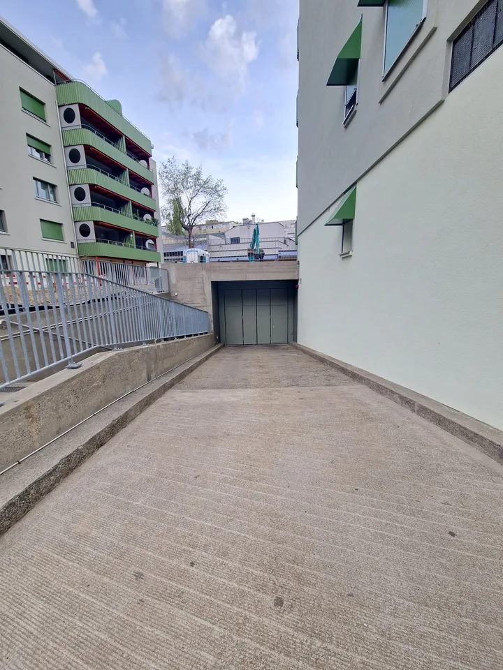 Grosse, sanierte Einstellhallenplätze im St. Johann