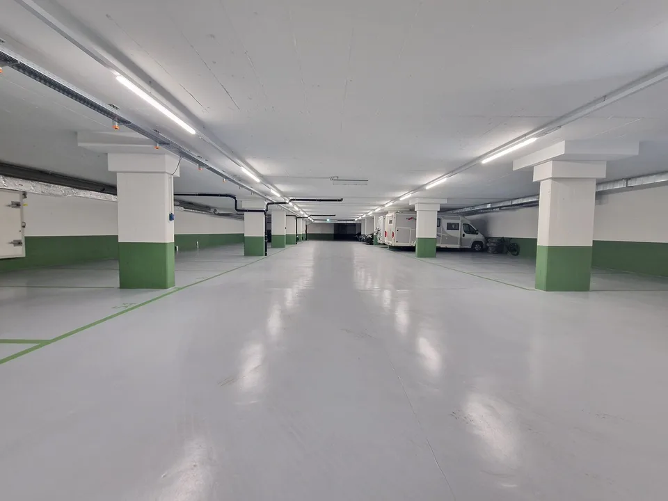 Grosse, sanierte Einstellhallenplätze im St. Johann