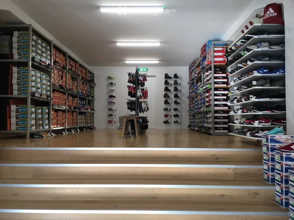 Spazio commerciale/ufficio/negozio/studio completamente sviluppato in un edificio storico