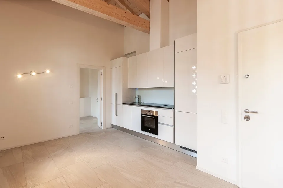 Louez un appartement lumineux de 2,5 pièces immergé dans le verdure