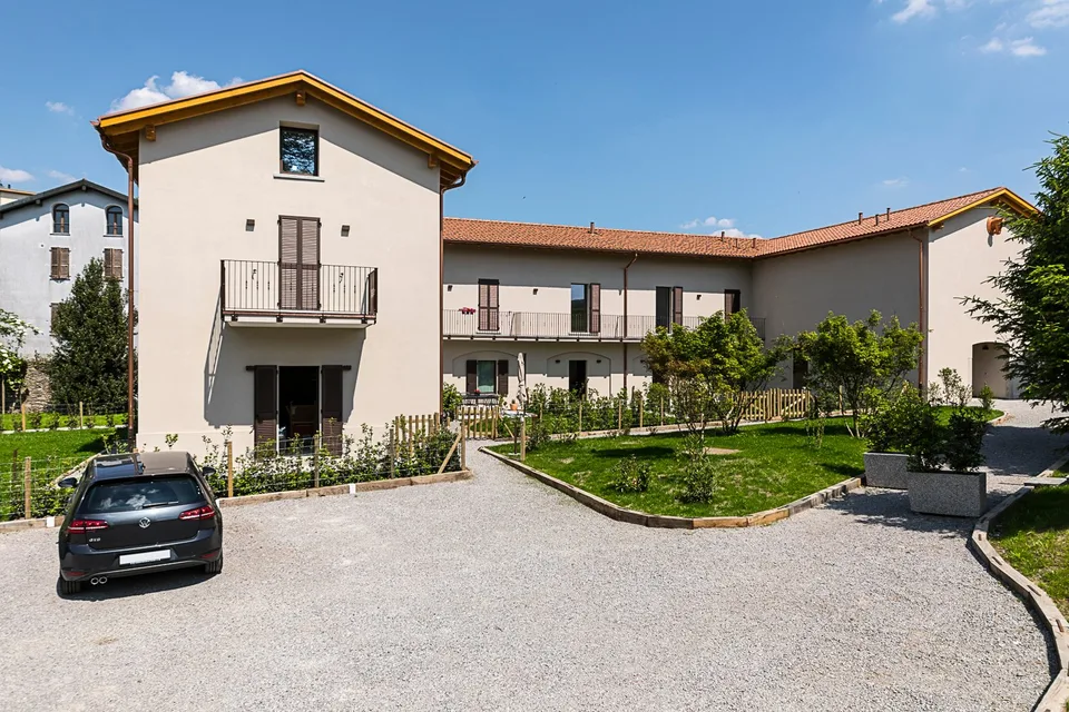 AFFITTASI LUMINOSO APPARTAMENTO DA 2.5 LOCALI IMMERSO NEL VERDE