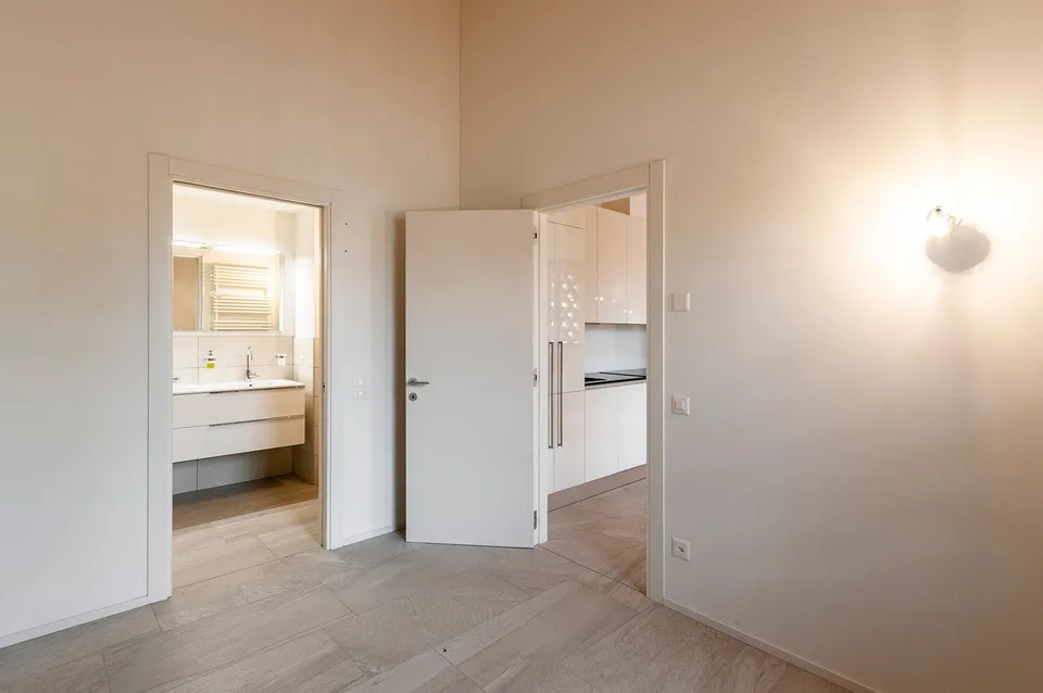 Louez un appartement lumineux de 2,5 pièces immergé dans le verdure