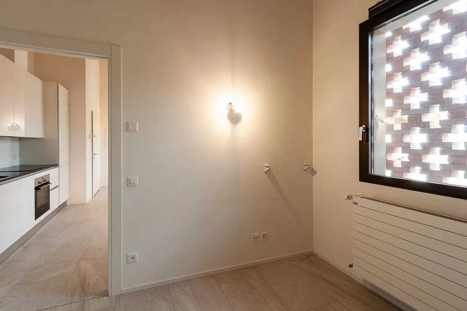 Louez un appartement lumineux de 2,5 pièces immergé dans le verdure
