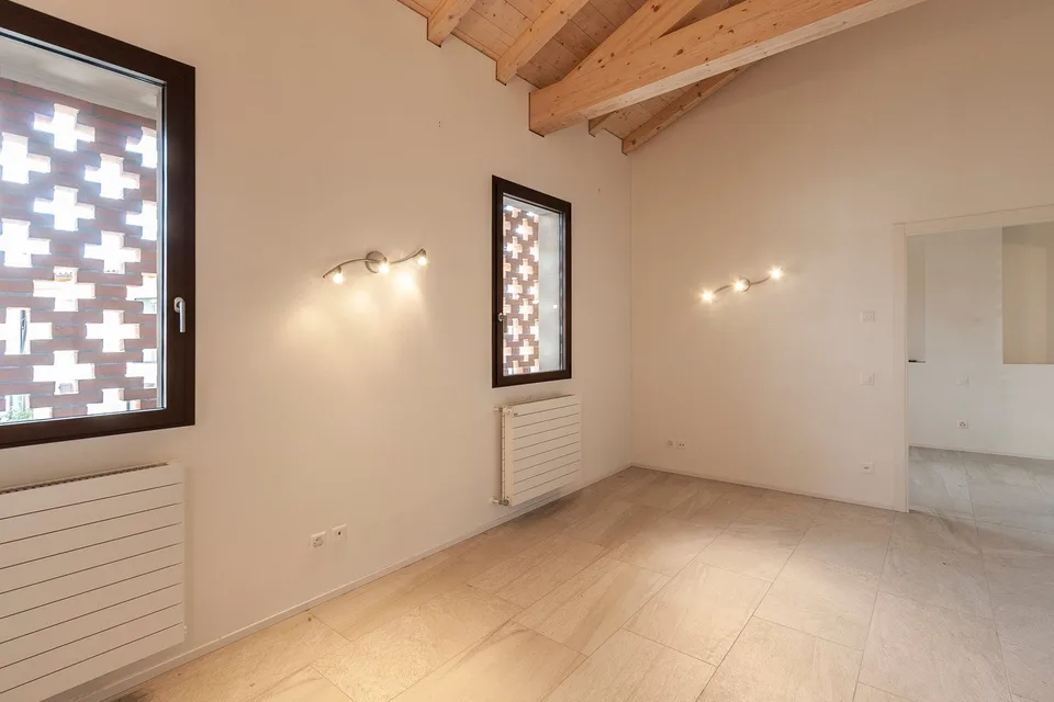 Louez un appartement lumineux de 2,5 pièces immergé dans le verdure