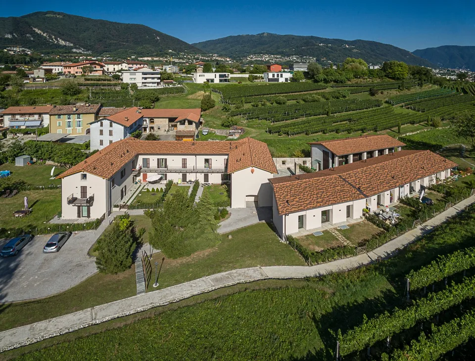 AFFITTASI LUMINOSO APPARTAMENTO DA 2.5 LOCALI IMMERSO NEL VERDE – foto 10 di 13
