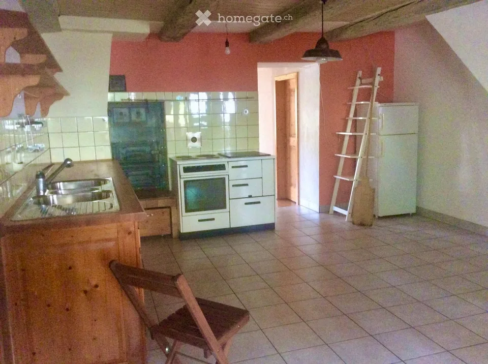 Grand appartement de trois pièces avec poêle en faïence