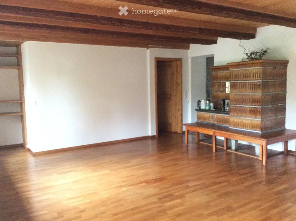 Grand appartement de trois pièces avec poêle en faïence