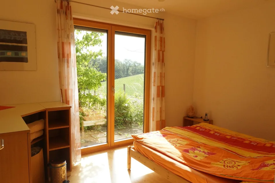 Lichtdurchflutete 3,5 Zimmer EG Wohnung