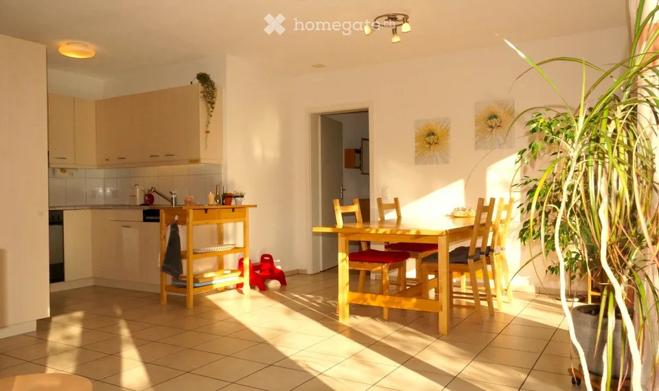 Lichtdurchflutete 3,5 Zimmer EG Wohnung