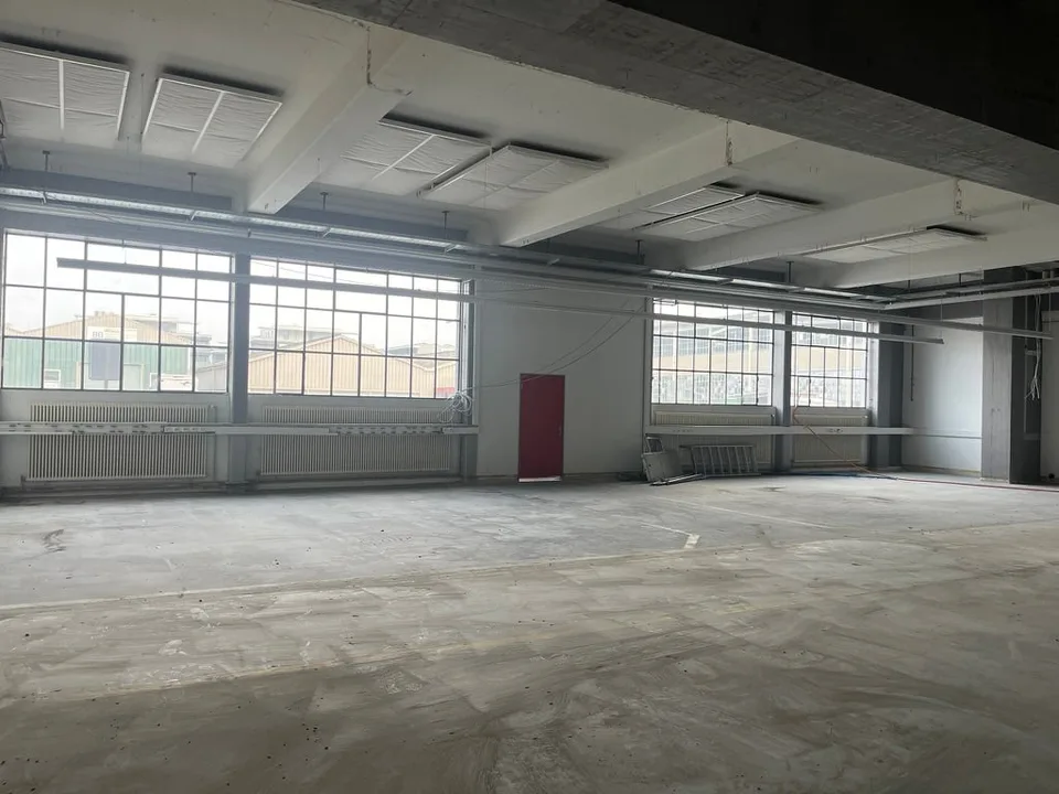 Circa 400 o 1'300 m2 - 1'650 m2 di spazio di vendita o evento per uso ricreativo