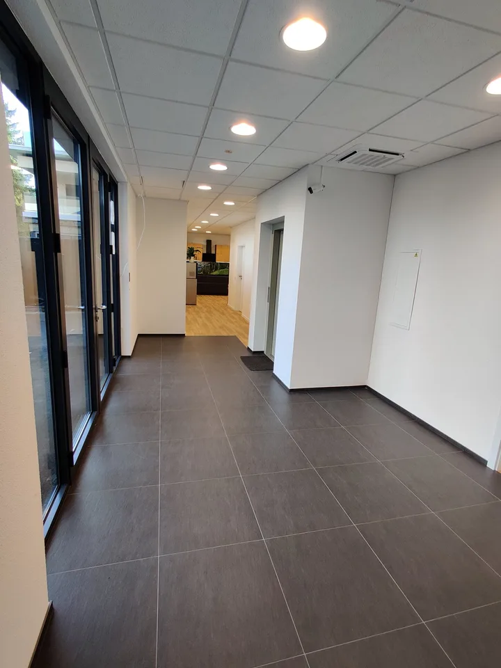 #13.1 Top moderna sala di stoccaggio-laboratorio con aria condizionata, ventilazione, LAN, WLAN, videosorveglianza, parcheggi, centrale