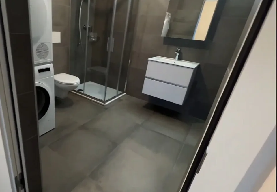 Appartamento moderno di 2,5 locali con balcone e vista sulle montagne a Fully