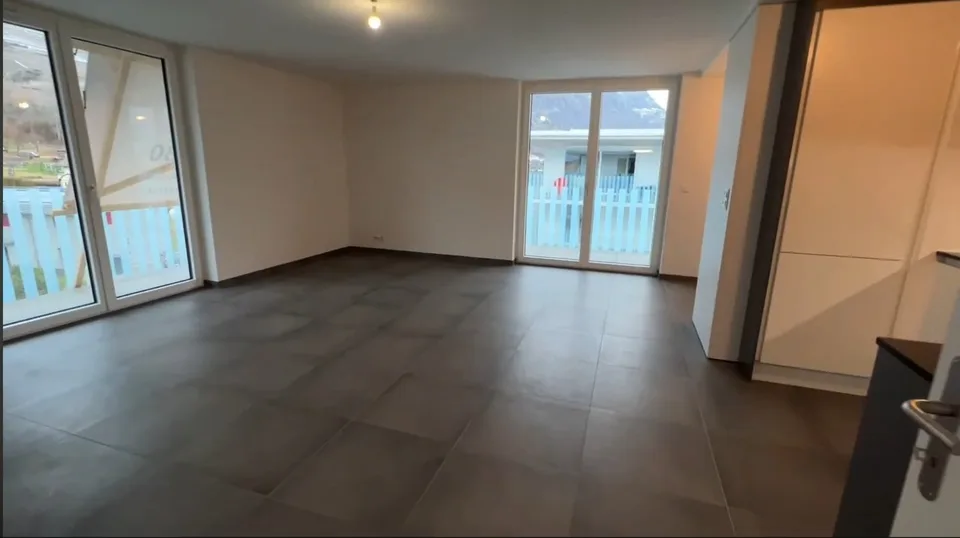 Appartamento moderno di 2,5 locali con balcone e vista sulle montagne a Fully