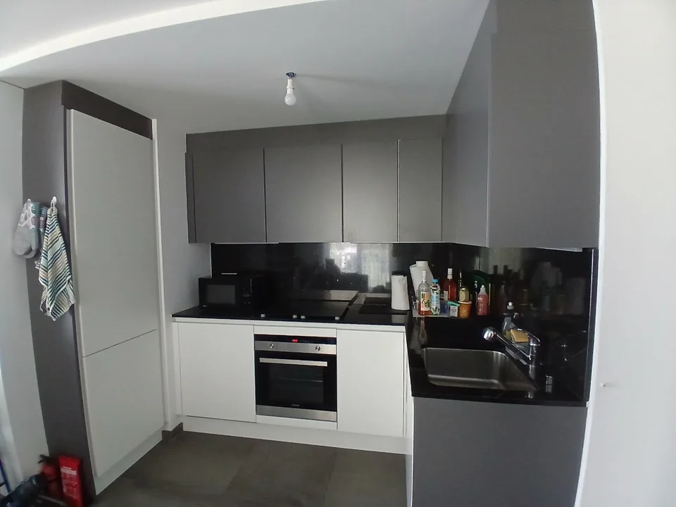 Appartamento moderno di 2,5 locali con balcone e vista sulle montagne a Fully