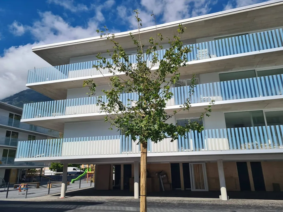 Appartamento moderno di 2,5 locali con balcone e vista sulle montagne a Fully