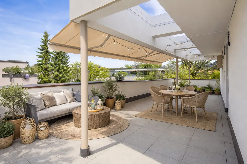 Wohnen mit Ferienfeeling: Sonnige Attika-Oase mit beeindruckender Terrasse