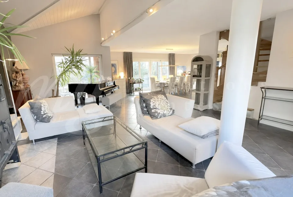 SUPERBE MAISON INDIVIDUELLE DE 250 m2 hab - RAVISSANT JARDIN CLOTUREE - ARBORISE - ET CALME DE 1100 m2