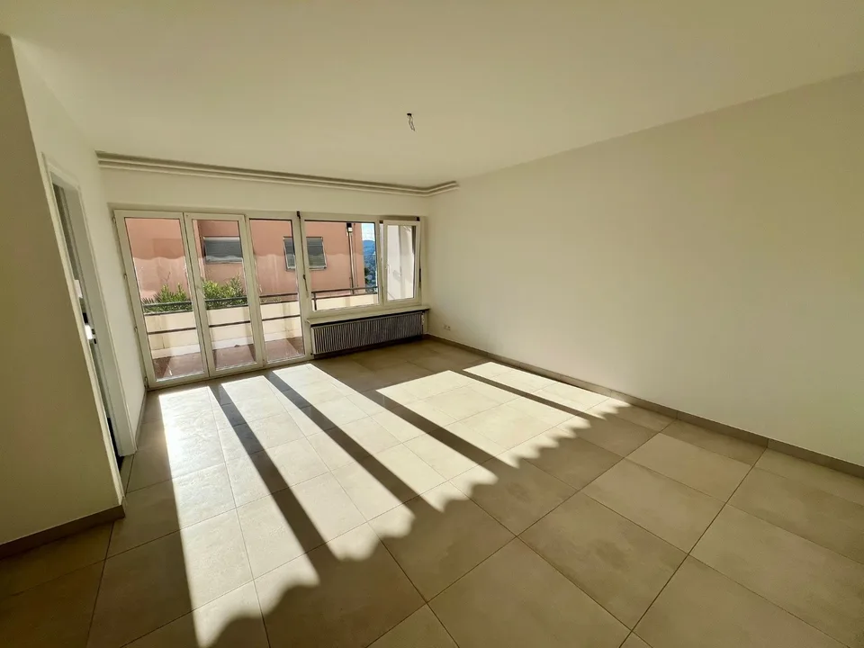 Miete ein charmantes und helles Einzimmerapartment, das kürzlich renoviert wurde