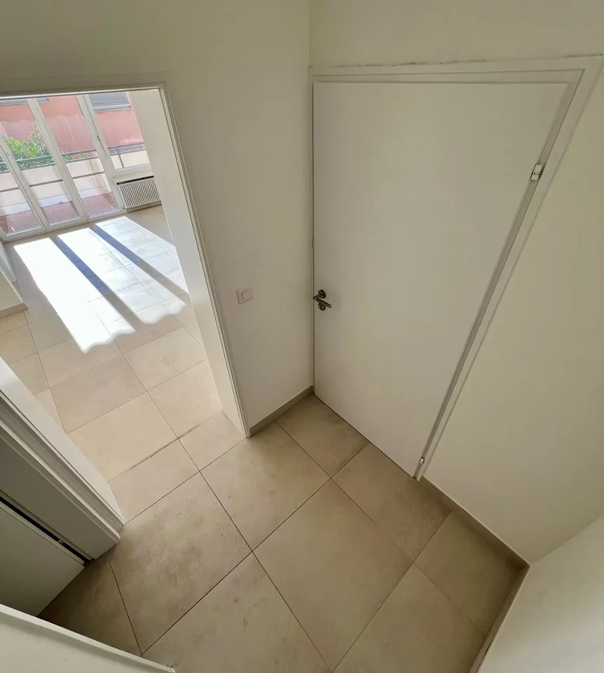 Miete ein charmantes und helles Einzimmerapartment, das kürzlich renoviert wurde