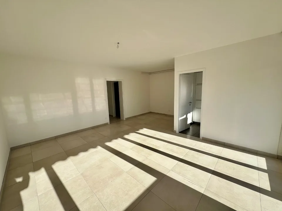 Miete ein charmantes und helles Einzimmerapartment, das kürzlich renoviert wurde