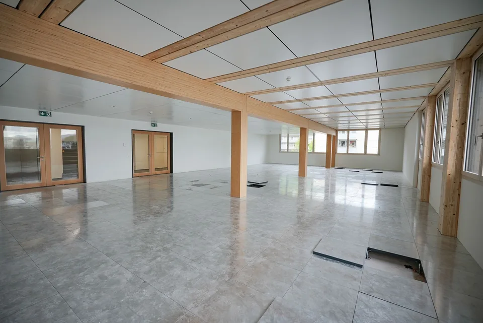 Premier location d'un espace commercial spacieux et moderne en construction brute