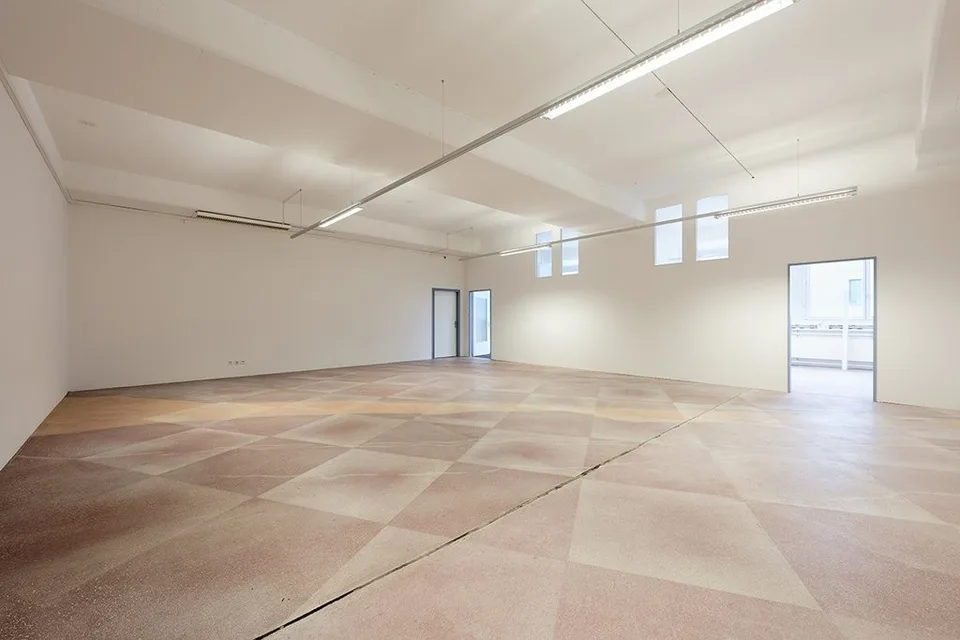 Spazio commerciale versatile e moderno con buone strutture di trasporto