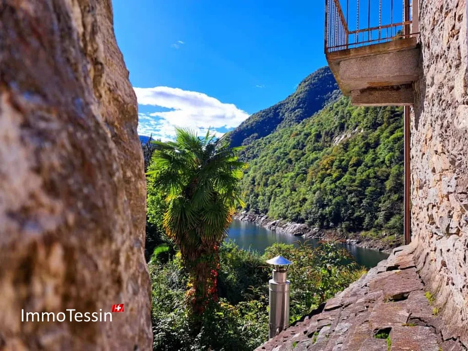 Einzigartige Liegenschaft am Verzasca Stausee mit riesigem Potenzial & 1800 m2 Land