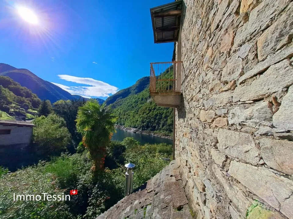 Einzigartige Liegenschaft am Verzasca Stausee mit riesigem Potenzial & 1800 m2 Land
