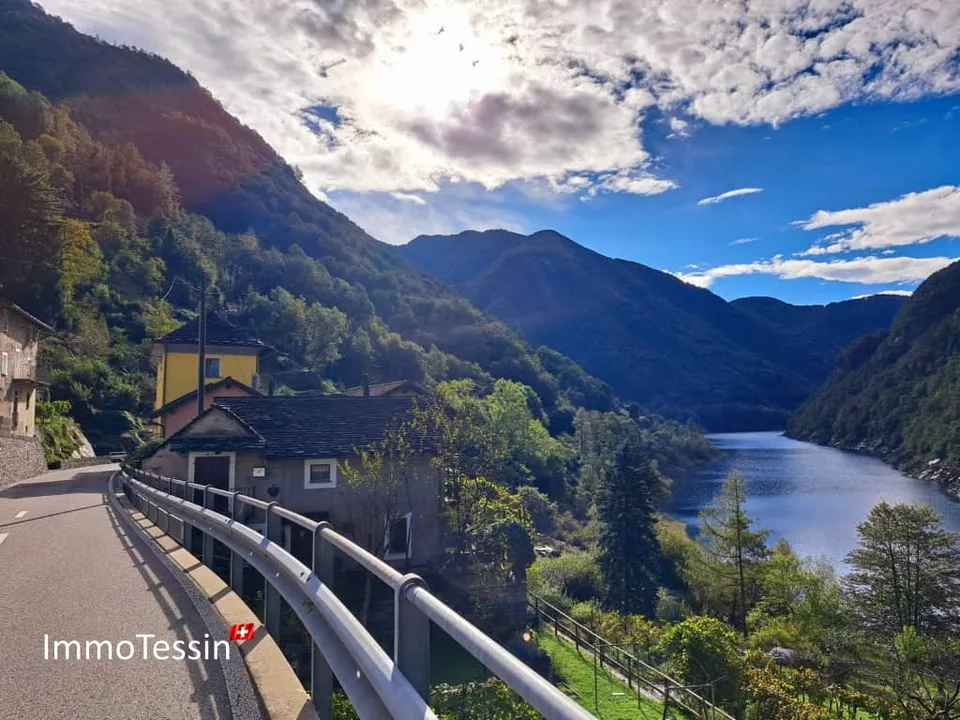Einzigartige Liegenschaft am Verzasca Stausee mit riesigem Potenzial & 1800 m2 Land