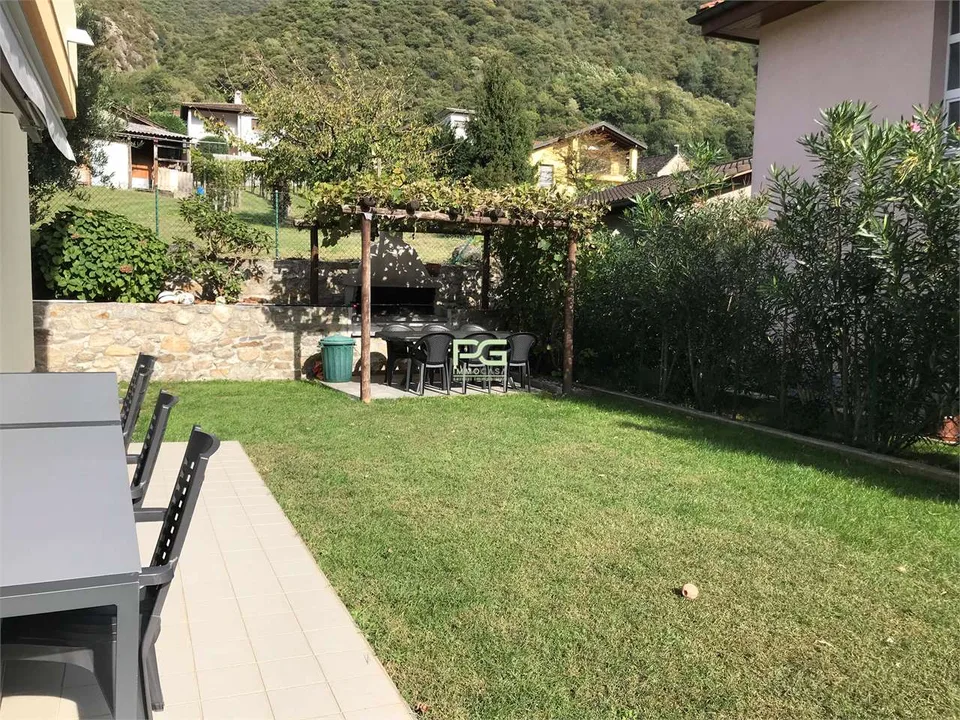 Casa unifamiliare con giardino