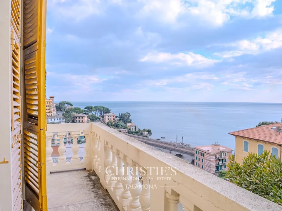 Elegant Villa for Renovation with Sea View in Zoagli